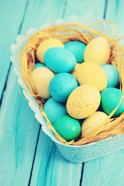 Osterstillleben Korb Mit Gefärbten Eiern — Stockfoto