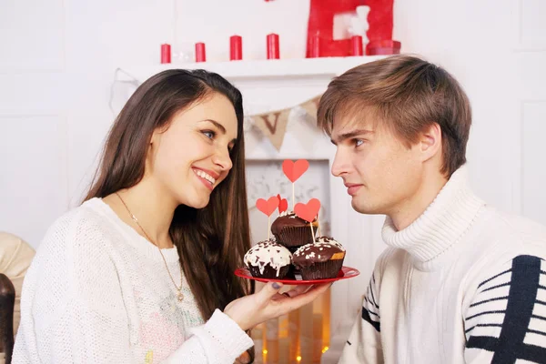Mann Und Frau Mit Festlichem Schokoladenkuchen — Stockfoto