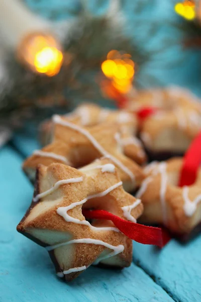 チョコレート クッキーは 赤いリボンを結んだ 木製の背景をプレゼント クリスマスの背景コピー スペースを持つ クッキング クッキー — ストック写真