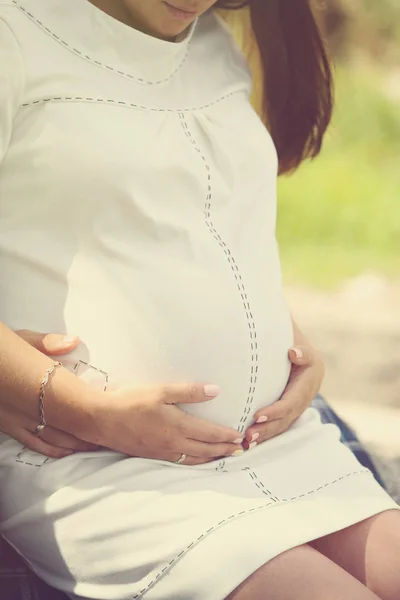 Junges Liebespaar Wartet Baby Bauch Umarmen — Stockfoto