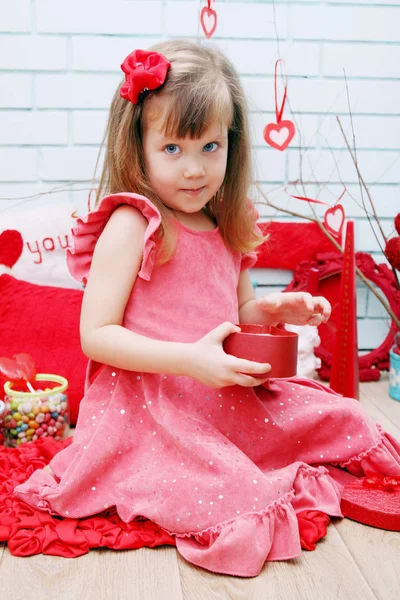 Маленькая Девочка Праздничном Декоре День Святого Валентина — стоковое фото