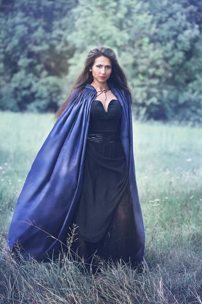 Mulher Bonita Casaco Azul Com Cabelo Preto Longo — Fotografia de Stock