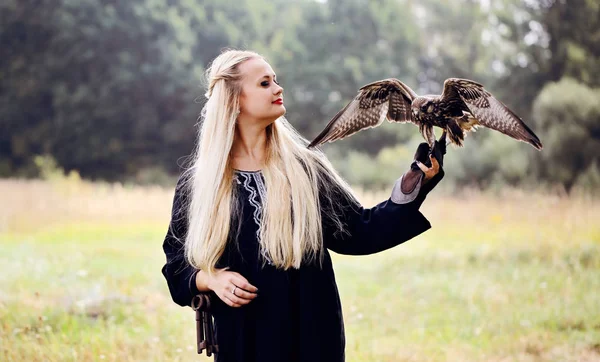 Vackra Långhåriga Blonda Håller Falcon — Stockfoto