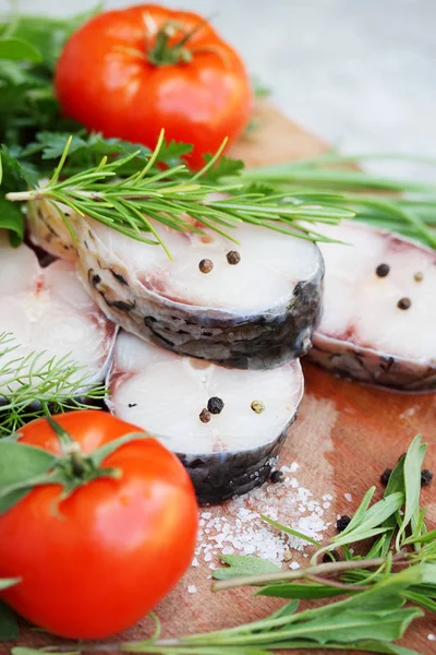 Carpa Peixe Bifes Crus Com Ervas Temperos — Fotografia de Stock