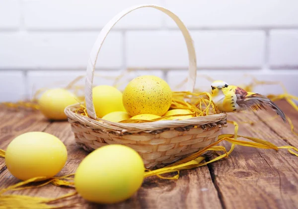 Cesta Pascua Huevos Colores —  Fotos de Stock