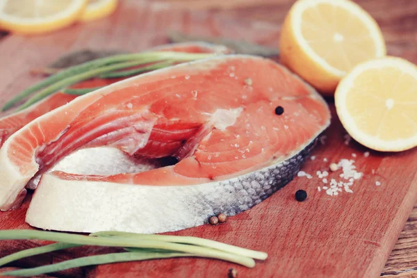Bifes Peixe Vermelho Cru Com Limão Especiarias — Fotografia de Stock