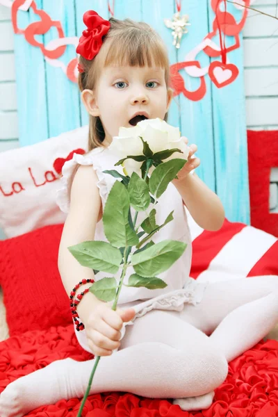 Hermosa Chica Sosteniendo Una Rosa Mano — Foto de Stock