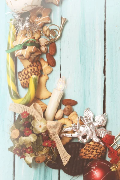 Pierniki Słodycze Zabawki Drewniane Niebieskie Tło Boże Narodzenie Tło Kopii — Zdjęcie stockowe