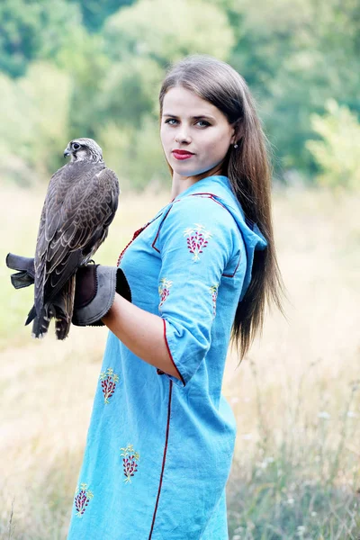 Donna Vestita Blu Con Falco Sul Braccio — Foto Stock