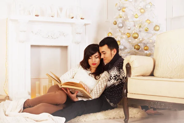 Joven Hermosa Pareja Navidad Luz Interior — Foto de Stock