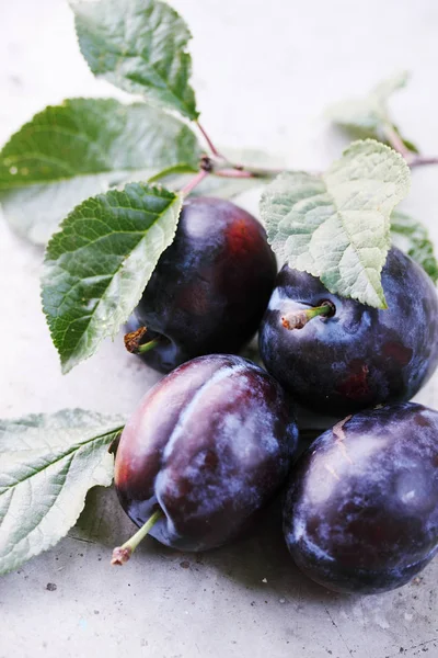 Friss Nagy Szerves Plum Fém Asztal — Stock Fotó