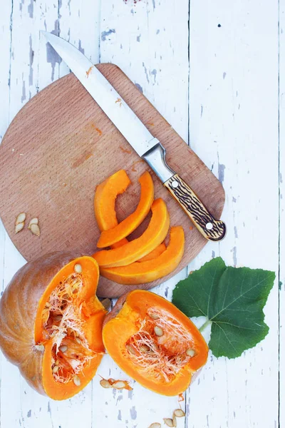 Saftiger Orangefarbener Kürbis Auf Einem Holztisch — Stockfoto