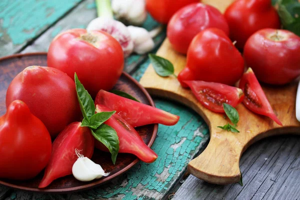 Fresh Juicy Tomatoes Garlic Basil — Stock Photo, Image