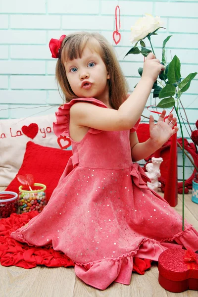 Hermosa Chica Sosteniendo Una Rosa Mano —  Fotos de Stock