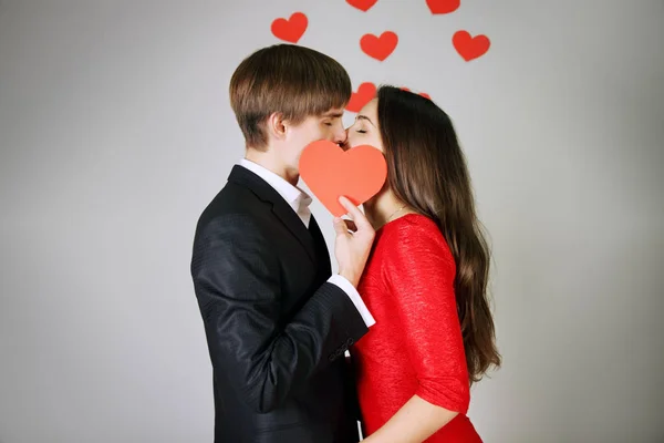 Jovem Casal Bonito Amor Ternamente Beijando — Fotografia de Stock