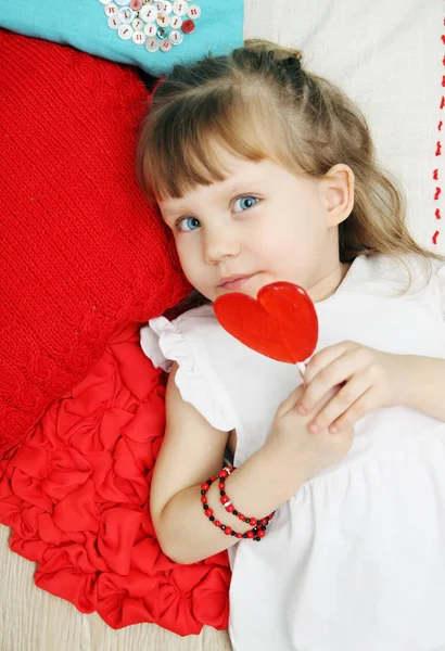 Vacker Flicka Håller Slickepinne Form Hjärta — Stockfoto