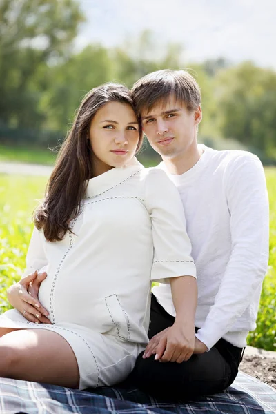 Jonge Liefdevolle Paar Wachten Baby Wandelen Buurt Van Rivier — Stockfoto