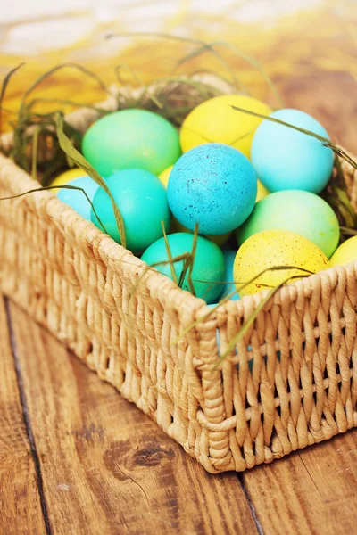 Cesta Pascua Huevos Colores —  Fotos de Stock