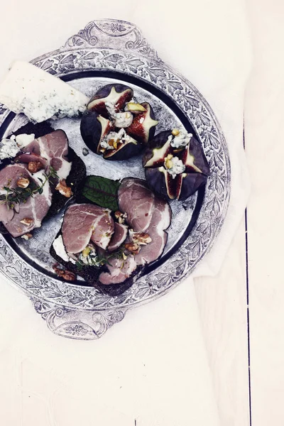 Sanduíches Com Carne Queijo Azul Figos — Fotografia de Stock