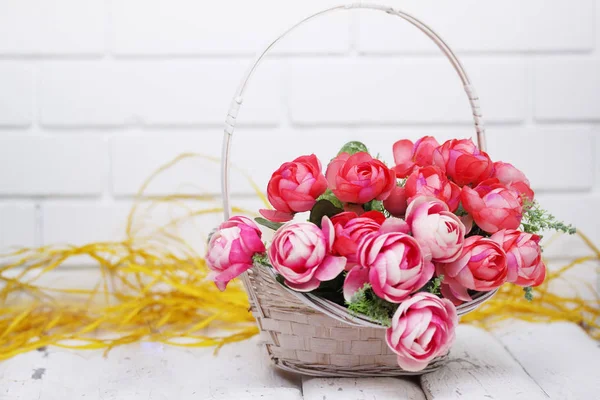 Belas Rosas Artificiais Uma Cesta Vime — Fotografia de Stock