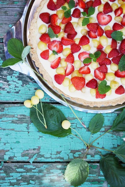 Cake Met Een Caramelstroop Gebak Vla Vruchten Kersen Aardbeien — Stockfoto