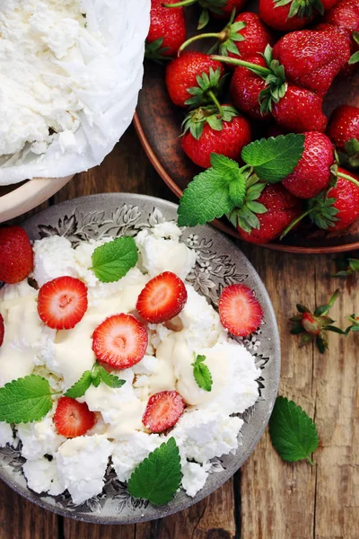 Strawberries Cream Cheese Cream Mint — Stock Photo, Image