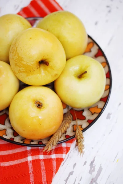 Eingelegter Äpfel Aus Dem Fass Mit Roggen Stacheln — Stockfoto