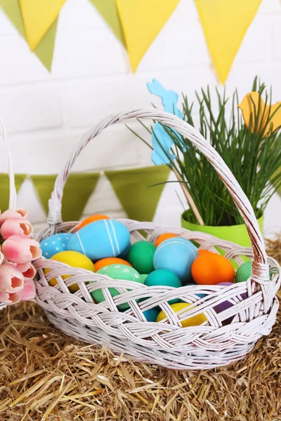 Cesta Com Uma Cesta Ovos Coloridos Fica Palha — Fotografia de Stock