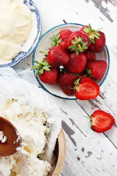 カッテージ チーズ クリームと新鮮な苺のトップ ビュー — ストック写真