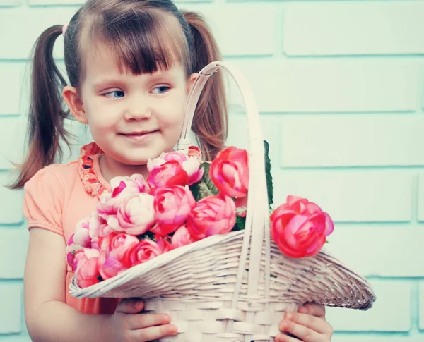 Niña Con Una Cesta Rosas Rosadas —  Fotos de Stock