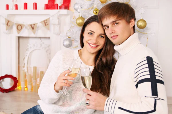 Esposa Con Marido Sentado Junto Árbol Navidad — Foto de Stock