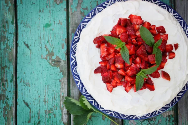 Kladdkaka Med Vispad Grädde Jordgubbar Och Mynta — Stockfoto