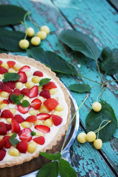 Tårta Med Mördeg Vaniljsås Frukt Körsbär Och Jordgubbar — Stockfoto