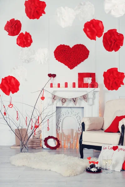 Interior Luminoso Con Chimenea Decorado Con Día San Valentín —  Fotos de Stock