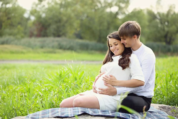 Jeune Couple Amoureux Qui Attend Bébé Promenade Près Rivière — Photo