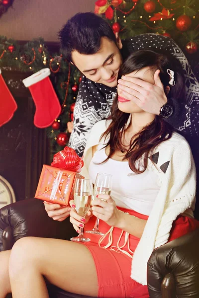 クリスマスに贈り物を交換美しいカップル — ストック写真