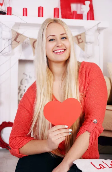 Blonde Lezen Een Wenskaart Met Felicitaties Valentijnsdag — Stockfoto