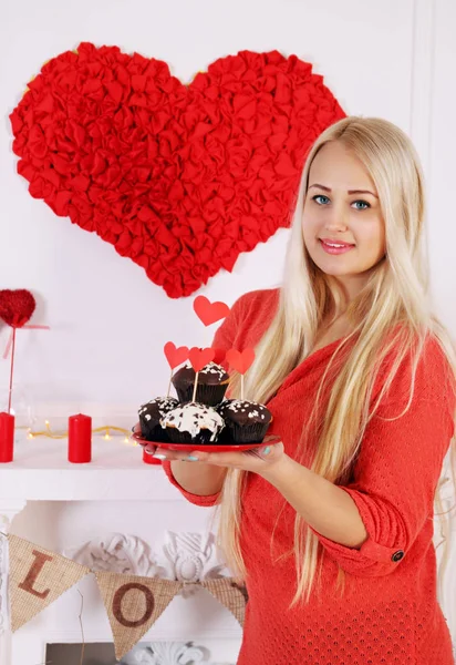 Rubia Pelo Largo Sosteniendo Postre Festivo Para Día San Valentín —  Fotos de Stock