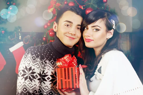 Young Beautiful Couple Exchanging Gifts Christmas — Stock Photo, Image