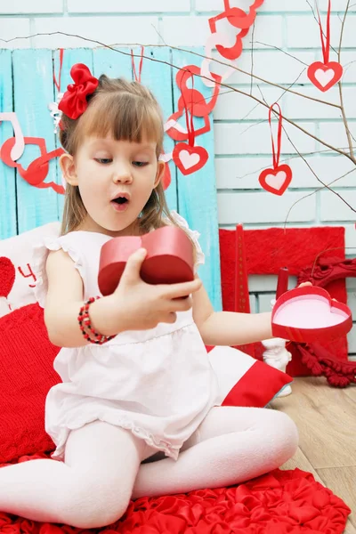 Niña Decoración Festiva Para Día San Valentín —  Fotos de Stock