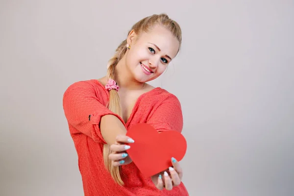 Ung Vacker Blond Kvinna Som Håller Ett Hjärta — Stockfoto