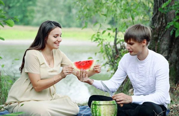 年轻的爱情夫妇等待婴儿 河边野餐 — 图库照片