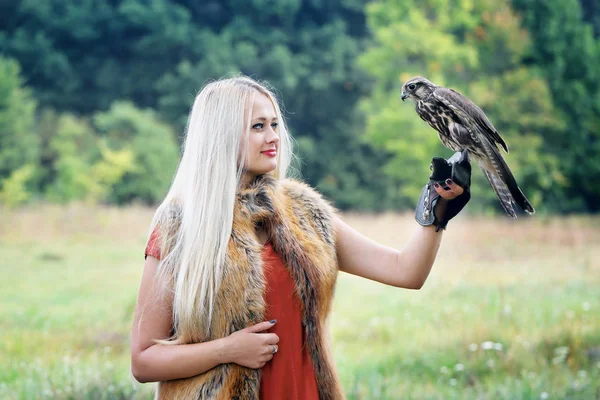 Kvinna Päls Västen Håller Falcon — Stockfoto