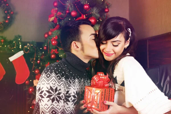 Young Beautiful Couple Exchanging Gifts Christmas — Stock Photo, Image