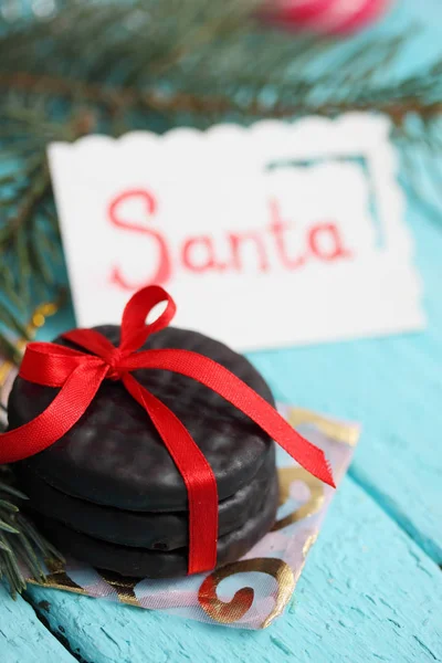 与卡片 说圣诞老人的巧克力饼干 在一个木制的背景上的礼物 圣诞节背景与副本空间 烹制小甜饼 — 图库照片