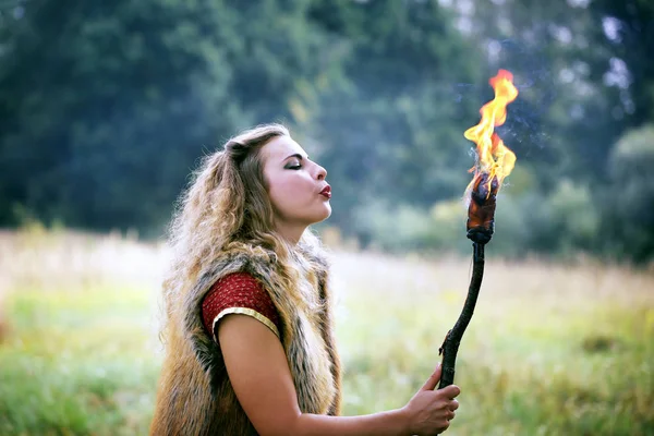 Hermosa Mujer Una Capa Piel Soplando Antorcha — Foto de Stock