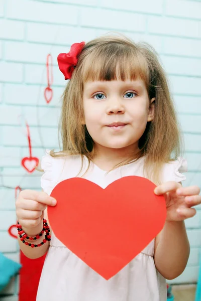 Petite Fille Tenant Cœur Dans Les Mains — Photo