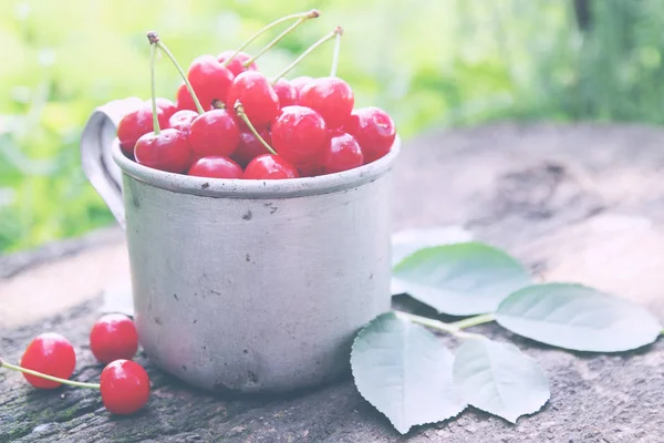 Cerezas Frescas Una Taza Metal Vieja —  Fotos de Stock