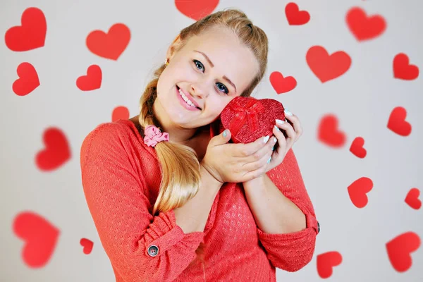 Mujer Rubia Con Una Caja Con Forma Corazón —  Fotos de Stock