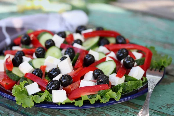 Salada Grega Com Queijo Feta Azeitonas Legumes — Fotografia de Stock